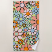 レトロガーデンフラワーズグルーヴィ60s 70s春パステル ビーチタオル (正面)