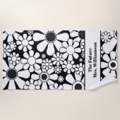 レトロガーデンブラックアンドホワイトフローラ花嫁パターン ビーチタオル (正面)