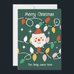 レトロキュートなサンタクロースとフェアリーライト グリーン シーズンカード<br><div class="desc">この「レトロキュートなサンタクロースとフェアリーライト」デザインで、あなたのホリデーグリーティングにノスタルジックなタッチを加えてみませんか！ チャーミングなヴィンテージスタイルのサンタクロースがフェスティブなフェアリーライトを持っているこのカードは、レトロな魅力とホリデーマジックの絶妙なバランスを実現しています。 あたたかくコージーな色合いと遊び心あふれるイラストは、ホリデーシーズンに友人や家族に楽しい願いを送るのに最適です。 クリスマスカード、招待状、季節のグリーティングなど、このデザインは、ホリデーシーズンを明るくする、ファンタジーあふれるレトロなタッチを加えることができます。</div>