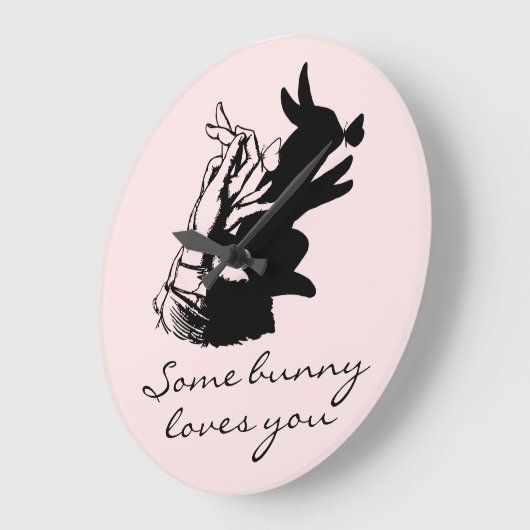 レトロキュートブラックバニーバタフライ赤面ピンクスクリプト ラージ壁時計 (傾斜)
