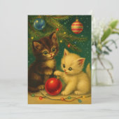 レトロクリスマスの木の下の可愛い子猫 シーズンカード (スタンド正面)
