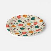 レトロクリスマスオーナメントとギフトパターン ペーパープレート (アングル)