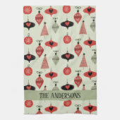 レトロクリスマスパターカスタムンのファミリー名グリーン キッチンタオル (縦)