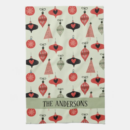 レトロクリスマスパターカスタムンのファミリー名グリーン キッチンタオル (縦)