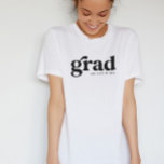 レトロクール卒業シンプル白黒 Tシャツ<br><div class="desc">卒業祝はレトロなスタイル文字「grad」をブラックでデザインしたtシャツと、学校短縮や卒業年などカスタマイズ可能な文字をセットした。学校のカラーシャツを選び、このシャツを誇らしげにロックしなさい。Lea Delaverisのレトロな卒業式デザインのコレクションとの座標。</div>