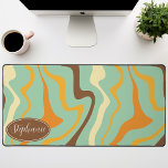 レトログリーンイエローブラウンマーブルスワール デスクマット<br><div class="desc">私たちの抽象芸術レトロLiquid Marble Wave Patternで色のダンスモダンに没頭しなさい。マルブルな表面のダイナミックな流動性とレトロ魅力的デザインの美意識を喚起モダンし、このパターンは目のための饗宴である。色のシンフォニー鮮やかが波のような動きで渦巻き、流れ、魅惑的な視覚体験を作り出す。このデザインは、リキッド大理石の絶え間なく変化する美しいを包み込み、懐かしいレトロな魅力を感じさせる。どの面にも最適で、通常のオブジェを特別なアートに変芸術的え、洗練されたtouchを加え、独自の名前でこのカスタムデザインをカスタマイズ。</div>
