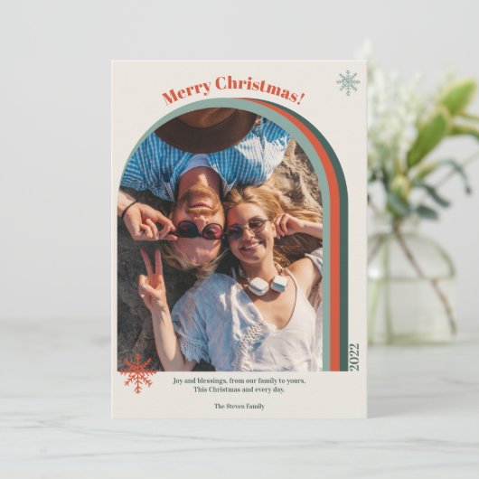 レトログリーンクリスマスのアーチ写真の雪片 シーズンカード (スタンド正面)