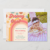 レトログルーヴィワンデイジーフラワー最初の誕生日 招待状 (正面)