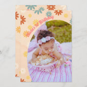 レトログルーヴィワンデイジーフラワー最初の誕生日 招待状 (正面/裏面)