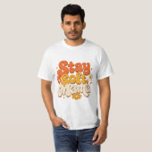 レトログルーヴィー "Stay Soft, Mama" SVGデザイン Tシャツ (正面フル)