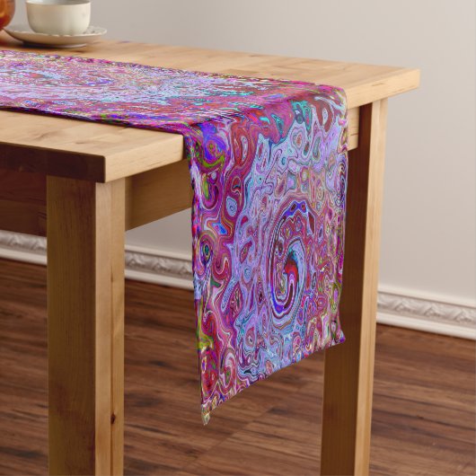 レトログルーヴィ抽象芸術ラベンダーおよびマゼンタスワール ショートテーブルランナー (インサイチュ)