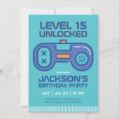 レトロゲーマーボーイティール(緑がかった色)ブルービデオゲーム誕生日 招待状 (正面)