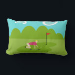レトロゴルファー腰枕 ランバークッション<br><div class="desc">このレトロゴルファーLumbar枕は緑の上の一日よりも多くのおもしろいである。1960年代のスタイル、ミニマルなアートデザインはコースに匹敵するものではない。緑豊かなフェアウェイに一人のゴルファーが乗っている。中世紀のゴルファーモダンは、彼の実在、プライド、ゴスタイリッシュルフパンツ、明るい赤紫色シャツの中でファッションの声明を作っている。金髪、フィット、週末の戦士は彼の手と膝の上にショットを並べようとしている。あるいはボールを穴の与え方向に揺らかそうとしているかもしれない。本当に重要なの？彼の側にはゴルフクラブ独身のが見える。彼の目の前には、赤い旗を持った隠れ家の穴があり、彼を困らせている。背景には、漫画の木々の緑のライン、アクアスカイと2つの、白い、腎臓の豆の形をした雲が特徴。このおもしろい装飾用クッションの反対側は緑色でパーソナライズされたある。このデザインはあなたのゴルフプロと一緒に一つの穴にお気に入りの必ず。</div>
