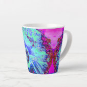 レトロサイケデリックグリーンとブルーのハイビスカスフラワー カフェラテマグ (右アングル)