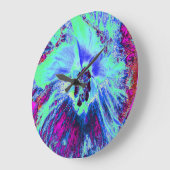 レトロサイケデリックグリーンとブルーのハイビスカスフラワー ラージ壁時計 (傾斜)