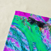 レトロサイケデリックグリーンとホットピンクのハイビスカス ビーチタオル (インサイチュ)