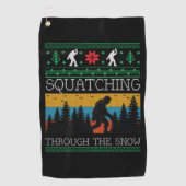 レトロサスカッチビグフート醜いクリスマスセーター ゴルフタオル (正面)