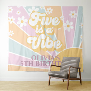 レトロサンシャインツーグルーヴィパステルデイジー誕生日Ba タペストリー