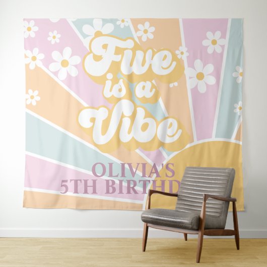 レトロサンシャインツーグルーヴィパステルデイジー誕生日Ba タペストリー (インサイチュ(横))