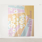 レトロサンシャインツーグルーヴィパステルデイジー誕生日Ba タペストリー (正面)