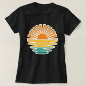 レトロサンセットグラフィック; 夏季の太陽と海 Tシャツ (デザイン正面)
