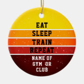 レトロサンセットジムトレーナーコーチス食べリープリピート セラミックオーナメント (正面)