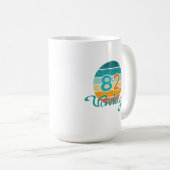 レトロサンセット82ヴィンテージ風 コーヒーマグカップ (正面右)