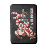 レトロサンタがクリスマスを喜ぶパーソナライズされた バスマット (正面縦)