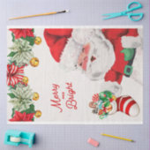 レトロサンタがクリスマスストッキングを保持 薄葉紙 (クラフト)