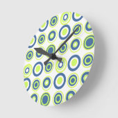 レトロサークルライムピーグリーンティール（緑がかった色）オンホワイト ラウンド壁時計 (傾斜)