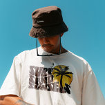 レトロサーフサンドサンセットパームツリービーチビベス Tシャツ<br><div class="desc">レトロサーフサンドサンセットパームツリービーチビベスTシャツはあなたの夏のワードローブに完璧な追加である。あなたは波を打つか、単に砂の上にラウンジを打つかどうか、このティーはカバーしてい得る。サーフィンや砂、忘れられない夕日に満ちた夏の準備をしよう。</div>