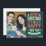 レトロシャルボードタイポグラフィクリスマスフォト シーズンカード<br><div class="desc">レトロ素朴シャルボードスタイル暗緑色の背景と明るいレトロなタイポグラフィと年カスタム番号と家族の名前。家族の写真お気に入りのやペットやベビーの最初の休日の写真を追加し…その後カスタマイズ、文字。幸モダンせな冬の休日の挨拶をヴィンテージを持つ友人や愛する人すべてに送信する明るいフォーマル方法しゃれている。新年とクリスマスのパーティの招待状、個人的な挨拶、法人的な挨拶に使用できる。</div>