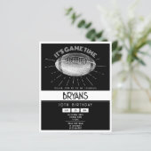 レトロシンプルホワイトフットボールバジェット誕生日招待状 (スタンド正面)