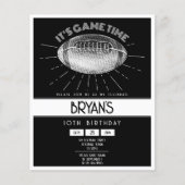 レトロシンプルホワイトフットボールバジェット誕生日招待状 (正面)