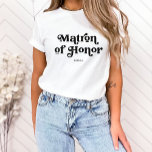 レトロシンプルボホタイポグラフィ Matron of Honor Tシャツ<br><div class="desc">このトレンディーシンプルのTシャツは、レトロなブラックタイポグラフィで「名誉のマトロン」という言葉と彼女の名前のための宇宙を備えており、あなたのブライダルパーティのメンバーのための完璧な贈り物である。</div>