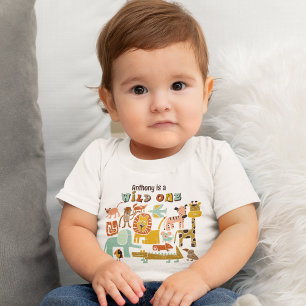 レトロジャングルアニマルズワイルドワンファースト誕生日 ベビーTシャツ