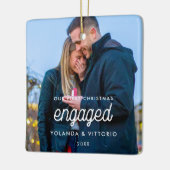 レトロスクリプト私たちの初めてのクリスマス婚約した写真 セラミックオーナメント (左)