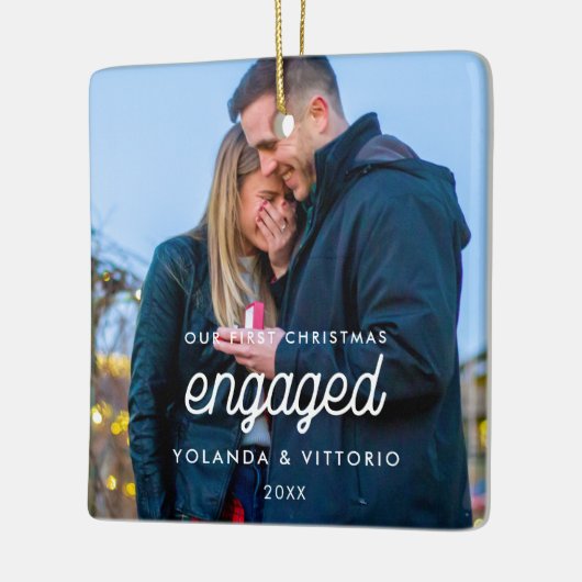 レトロスクリプト私たちの初めてのクリスマス婚約した写真 セラミックオーナメント (左)