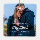 レトロスクリプト私たちの初めてのクリスマス婚約した写真 セラミックオーナメント (裏面)