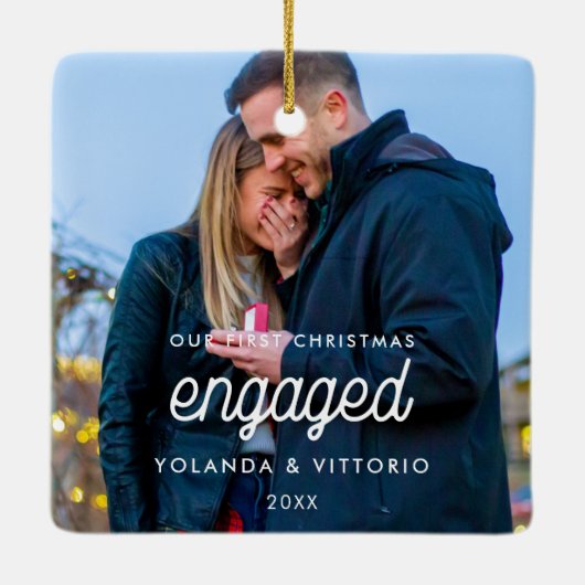 レトロスクリプト私たちの初めてのクリスマス婚約した写真 セラミックオーナメント (裏面)