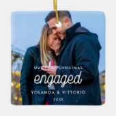 レトロスクリプト私たちの初めてのクリスマス婚約した写真 セラミックオーナメント (正面)