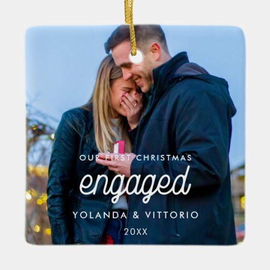レトロスクリプト私たちの初めてのクリスマス婚約した写真 セラミックオーナメント (正面)
