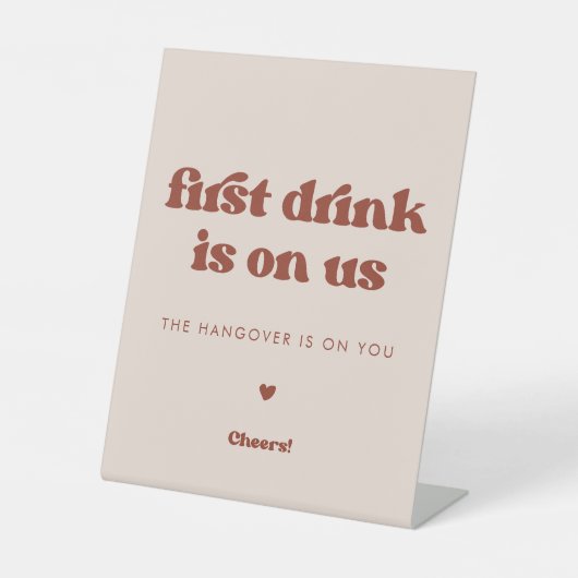 レトロスタイリッシュピーチピンク最初の飲み物は私たちに載っている 台座サイン (正面)