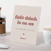 レトロスタイリッシュピーチピンク最初の飲み物は私たちに載っている 台座サイン (インサイチュ)