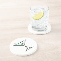 レトロスタイリッシュマルティーニとグリーンオリーブとピメント