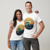 レトロスタイルのスポーツカーと日没の背景 Tシャツ (ユニセックス)
