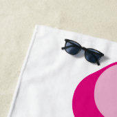 レトロスタイルのホットピンクの花嫁カスタムネーム ビーチタオル (インサイチュ)