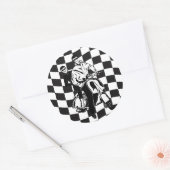 レトロスタイルチェックスクーター少年と女の子 ラウンドシール (封筒)