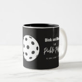 レトロスタイルネオンブラックをテーマにしたピックボール誕生日 ツートーンマグカップ (正面右)