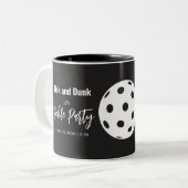 レトロスタイルネオンブラックをテーマにしたピックボール誕生日 ツートーンマグカップ (正面左)